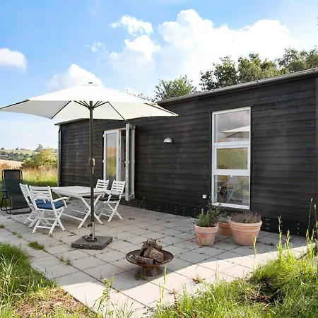Lovely Summer House Close To The Water 펜션 *